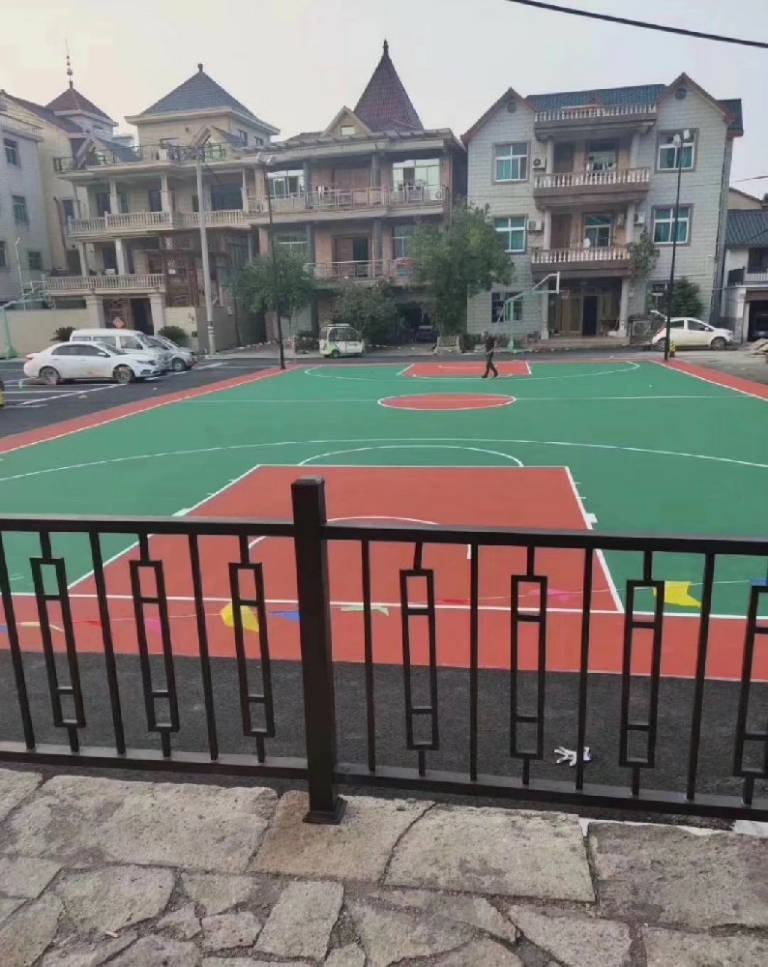 簡析小區(qū)丙烯酸球場(chǎng)開裂的根本原因，丙烯酸球場(chǎng)為什么會(huì)開裂